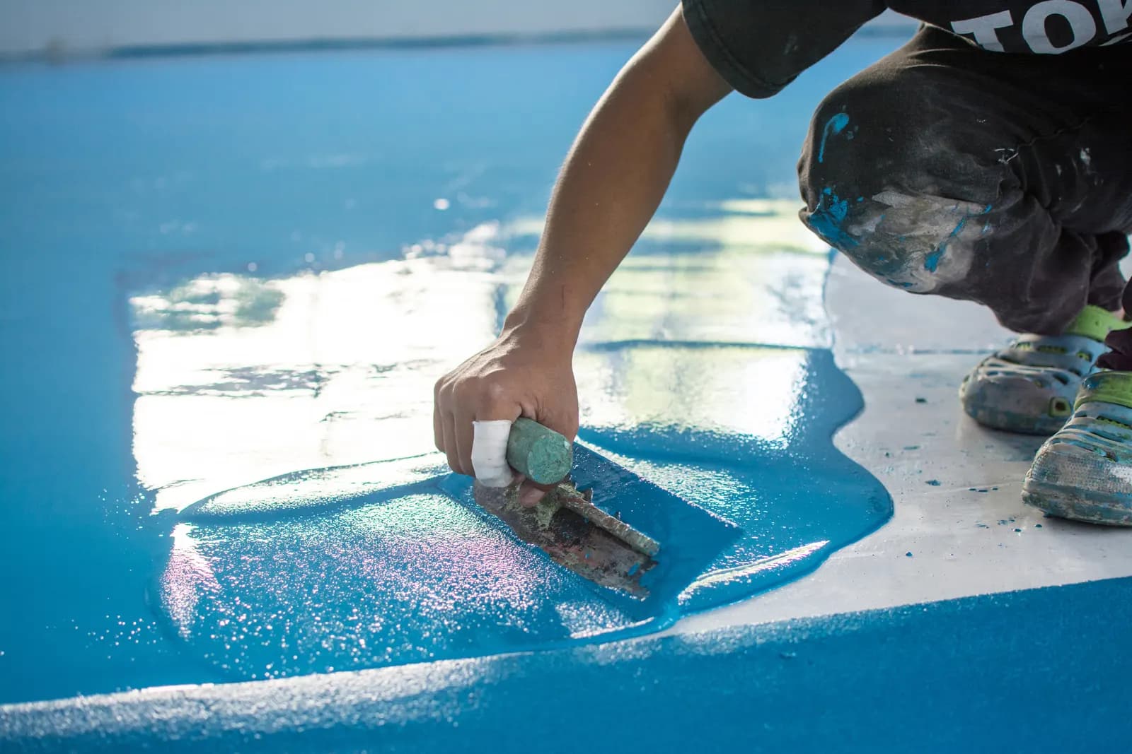 Troweling a pigmented resin coat